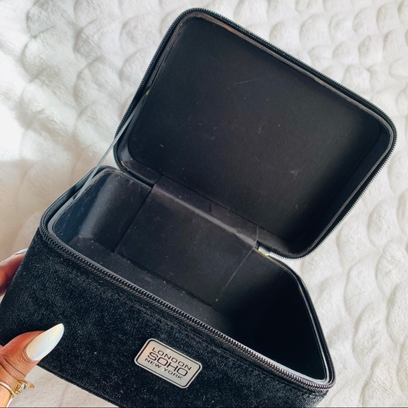 💎5/$25💎 Black Faux Suede Makeup Organizer - Picture 2 of 8
